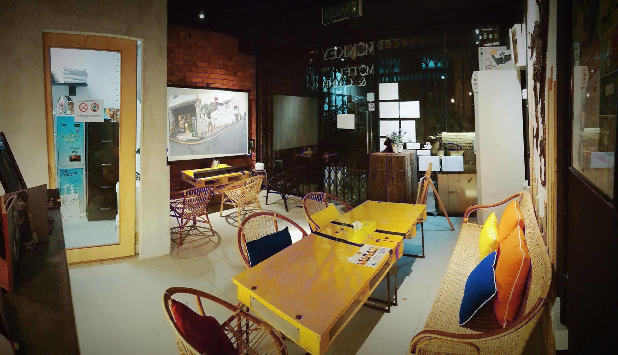 Monkey Motel Cafe Malakka Dış mekan fotoğraf